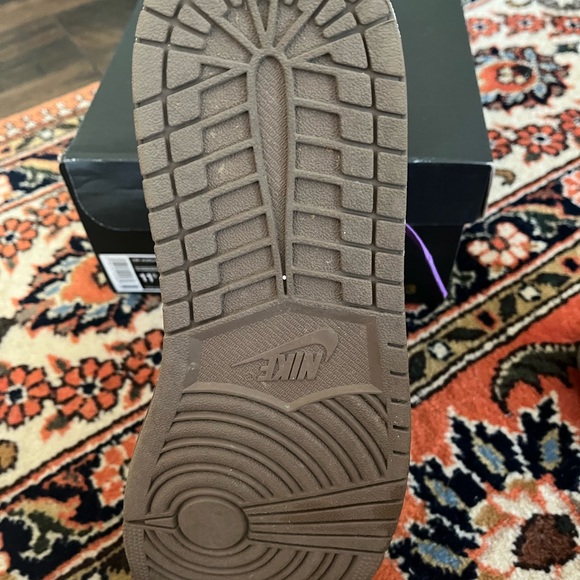 Air Jordan 1 Mid with crease protectors. Still look brand new. - Picture 2 of 5